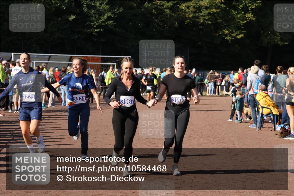 27.09.2026 - 35. Volkslauf durch das schöne Alstertal Strokosch-Dieckow http://msf.ph/oto/10584468 27.09.2026 11:36:06 Ziel 3087, 3224, 3225, 3986, 3987 meine-sportfotos.de