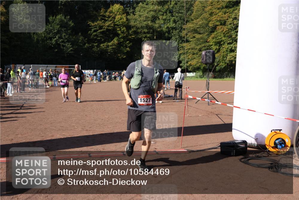 27.09.2026 - 35. Volkslauf durch das schöne Alstertal Strokosch-Dieckow http://msf.ph/oto/10584469 27.09.2026 11:51:50 Ziel 1527, 3074, 3075 meine-sportfotos.de