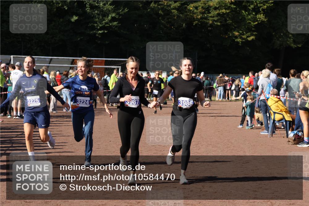 27.09.2026 - 35. Volkslauf durch das schöne Alstertal Strokosch-Dieckow http://msf.ph/oto/10584470 27.09.2026 11:36:06 Ziel 3087, 3224, 3225, 3986, 3987 meine-sportfotos.de