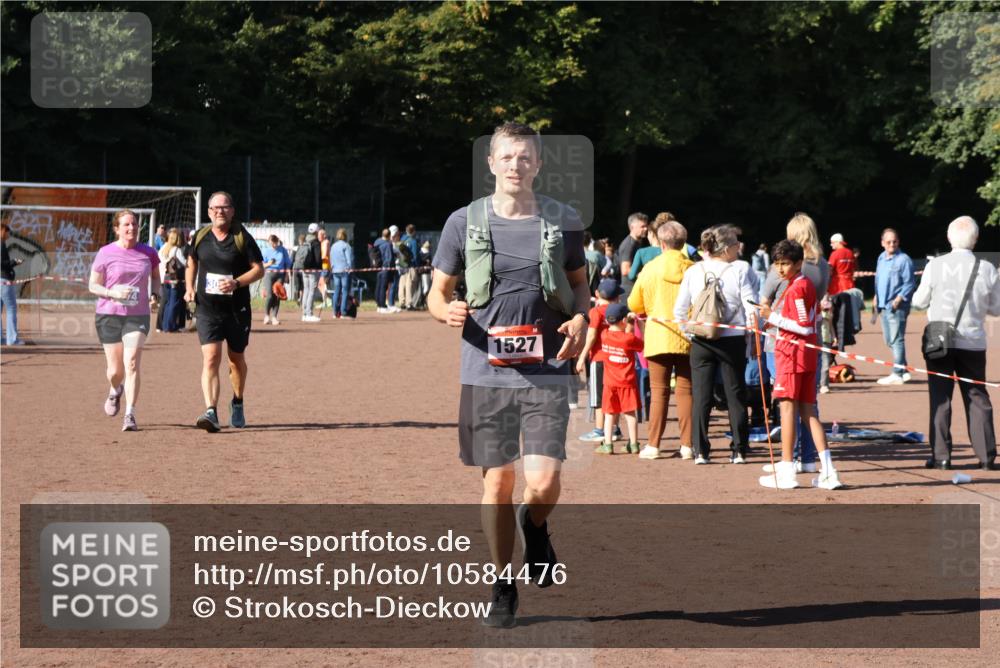 27.09.2026 - 35. Volkslauf durch das schöne Alstertal Strokosch-Dieckow http://msf.ph/oto/10584476 27.09.2026 11:51:49 Ziel 1527, 3074, 3075 meine-sportfotos.de