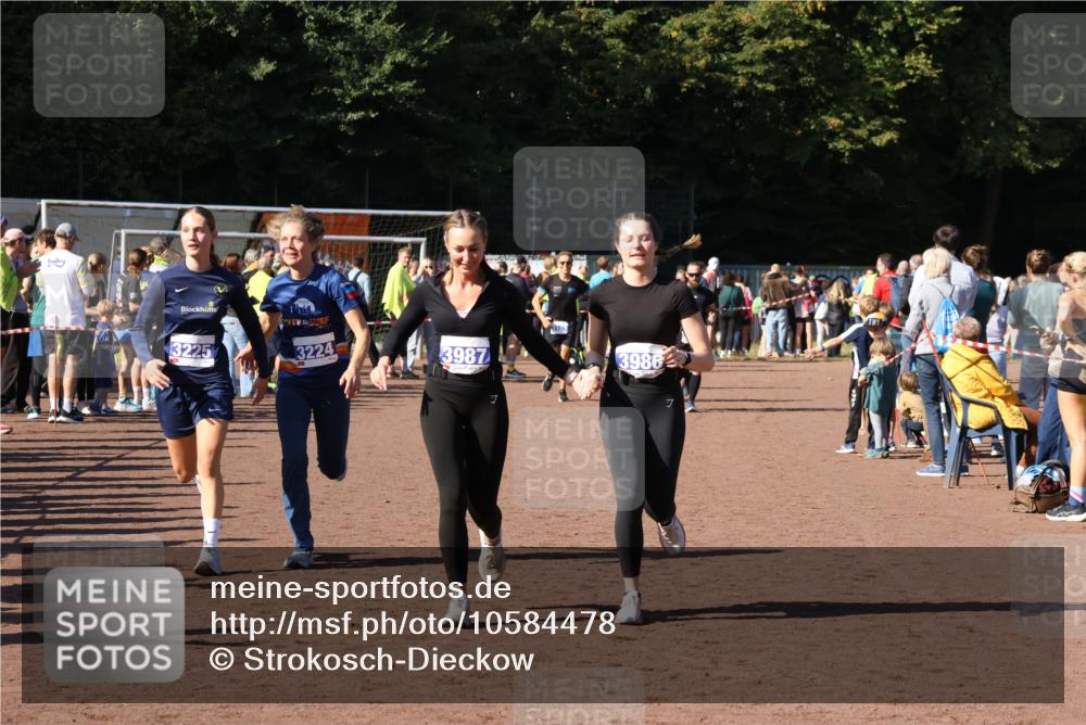 27.09.2026 - 35. Volkslauf durch das schöne Alstertal Strokosch-Dieckow http://msf.ph/oto/10584478 27.09.2026 11:36:06 Ziel 3087, 3224, 3225, 3986, 3987 meine-sportfotos.de