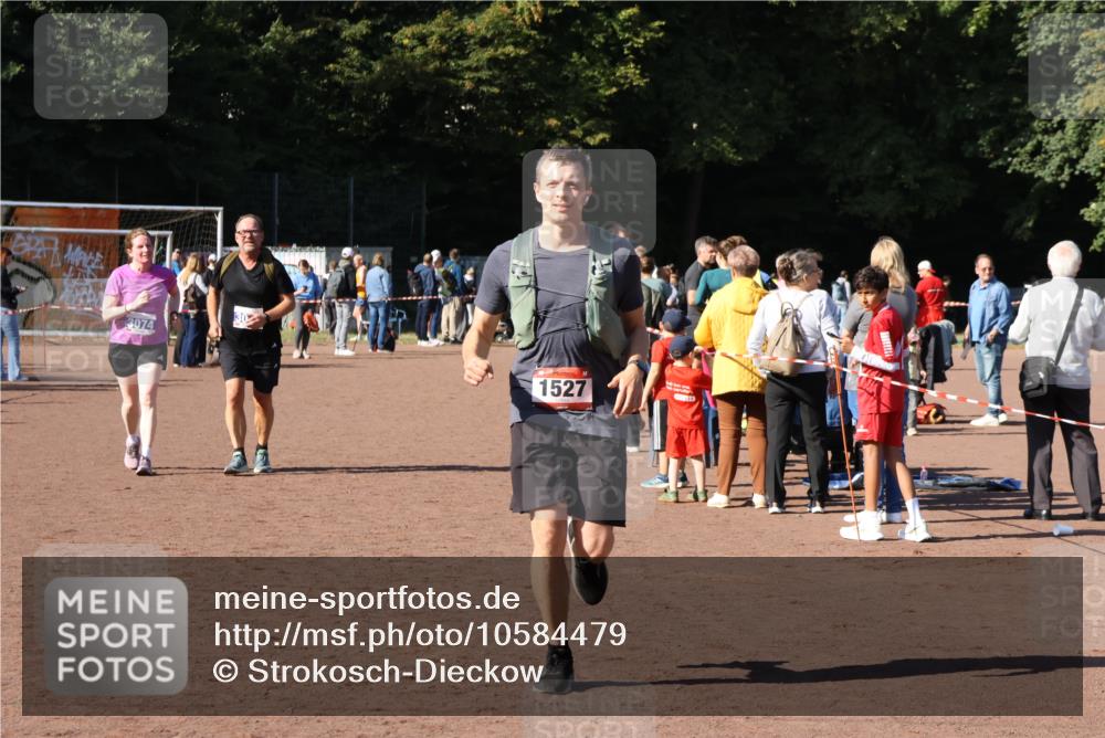 27.09.2026 - 35. Volkslauf durch das schöne Alstertal Strokosch-Dieckow http://msf.ph/oto/10584479 27.09.2026 11:51:48 Ziel 1527, 3074, 3075 meine-sportfotos.de
