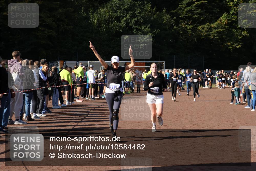27.09.2026 - 35. Volkslauf durch das schöne Alstertal Strokosch-Dieckow http://msf.ph/oto/10584482 27.09.2026 11:36:00 Ziel 2045, 3087, 3101, 3138, 3224, 3225, 3228, 3986, 3987 meine-sportfotos.de