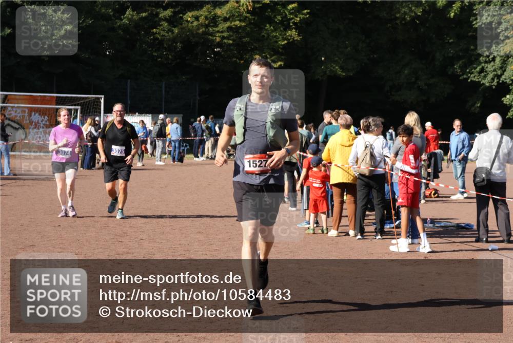 27.09.2026 - 35. Volkslauf durch das schöne Alstertal Strokosch-Dieckow http://msf.ph/oto/10584483 27.09.2026 11:51:48 Ziel 1527, 3074, 3075 meine-sportfotos.de