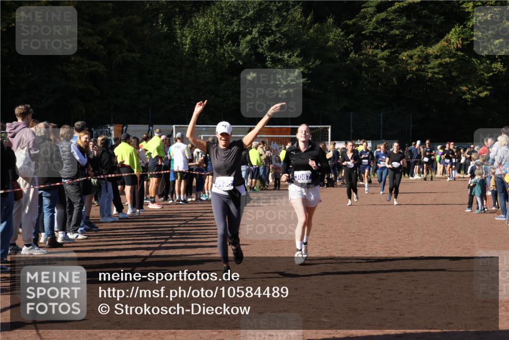 27.09.2026 - 35. Volkslauf durch das schöne Alstertal Strokosch-Dieckow http://msf.ph/oto/10584489 27.09.2026 11:35:59 Ziel 2045, 3087, 3101, 3138, 3228, 3300 meine-sportfotos.de