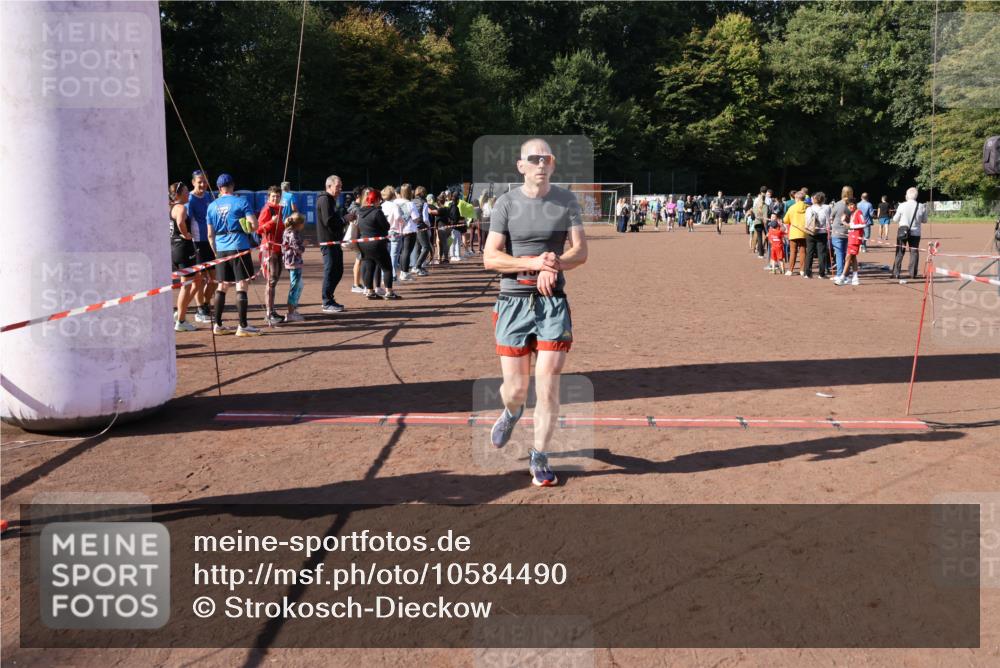 27.09.2026 - 35. Volkslauf durch das schöne Alstertal Strokosch-Dieckow http://msf.ph/oto/10584490 27.09.2026 11:51:38 Ziel 1499, 1500, 1507 meine-sportfotos.de