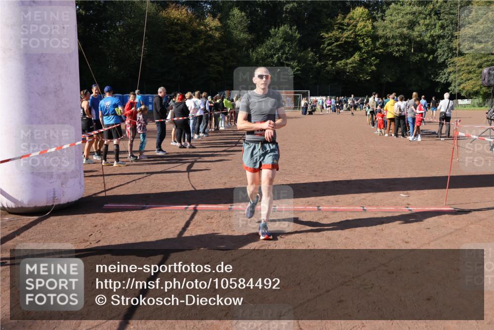 27.09.2026 - 35. Volkslauf durch das schöne Alstertal Strokosch-Dieckow http://msf.ph/oto/10584492 27.09.2026 11:51:37 Ziel 1499, 1500, 1507 meine-sportfotos.de