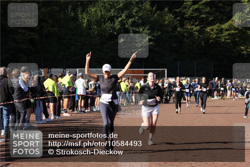 27.09.2026 - 35. Volkslauf durch das schöne Alstertal Strokosch-Dieckow http://msf.ph/oto/10584493 27.09.2026 11:35:59 Ziel 2045, 3087, 3101, 3138, 3228, 3300 meine-sportfotos.de