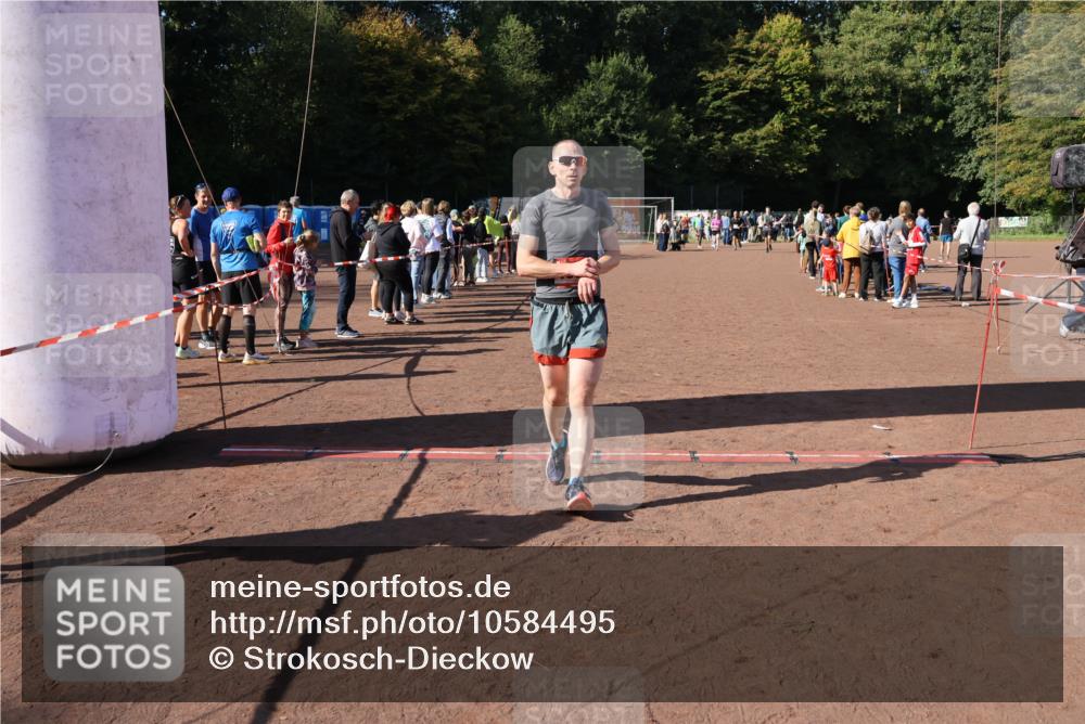 27.09.2026 - 35. Volkslauf durch das schöne Alstertal Strokosch-Dieckow http://msf.ph/oto/10584495 27.09.2026 11:51:37 Ziel 1499, 1500, 1507 meine-sportfotos.de