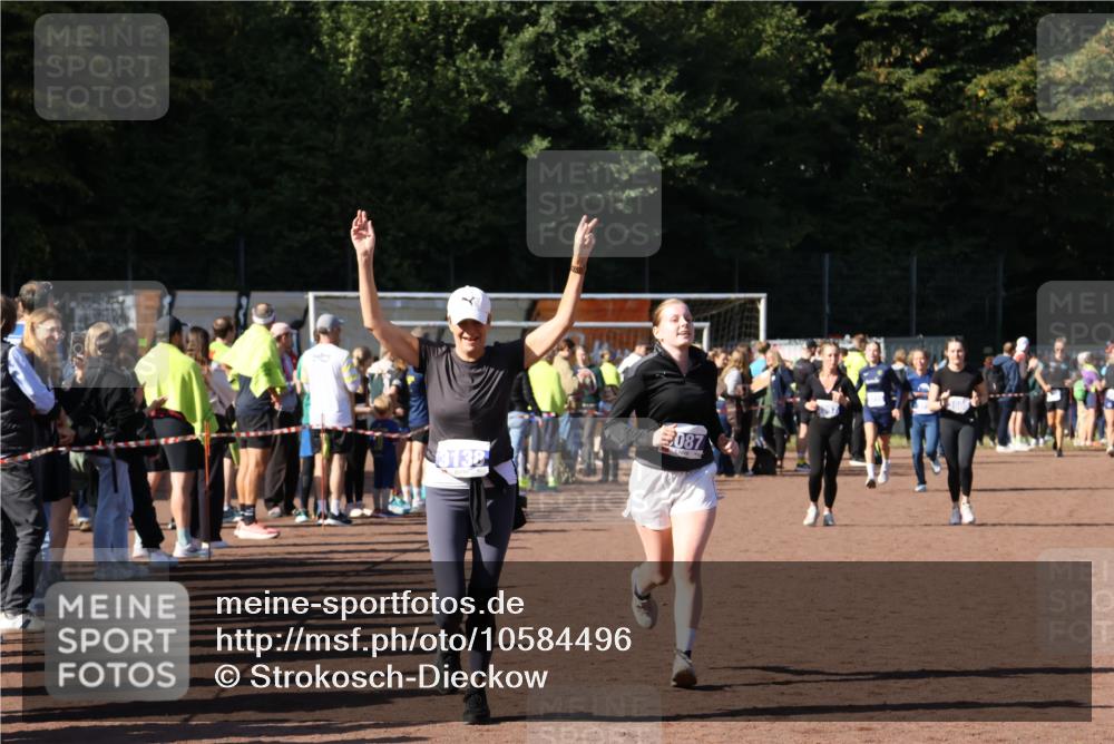 27.09.2026 - 35. Volkslauf durch das schöne Alstertal Strokosch-Dieckow http://msf.ph/oto/10584496 27.09.2026 11:35:59 Ziel 2045, 3087, 3101, 3138, 3228, 3300 meine-sportfotos.de