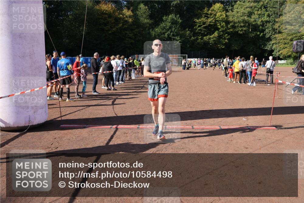 27.09.2026 - 35. Volkslauf durch das schöne Alstertal Strokosch-Dieckow http://msf.ph/oto/10584498 27.09.2026 11:51:37 Ziel 1499, 1500, 1507 meine-sportfotos.de