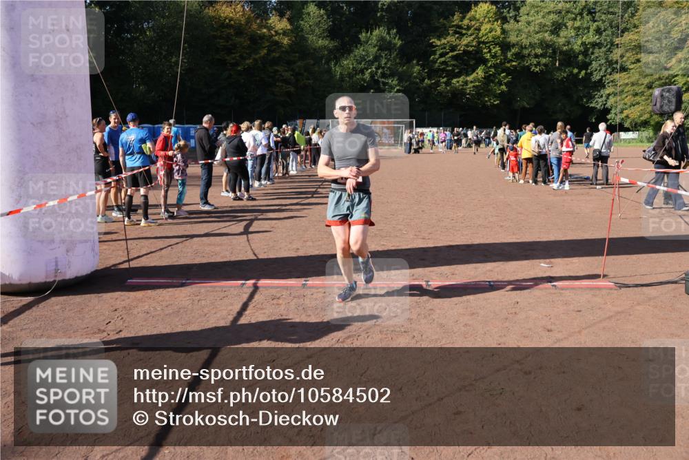27.09.2026 - 35. Volkslauf durch das schöne Alstertal Strokosch-Dieckow http://msf.ph/oto/10584502 27.09.2026 11:51:37 Ziel 1499, 1500, 1507 meine-sportfotos.de