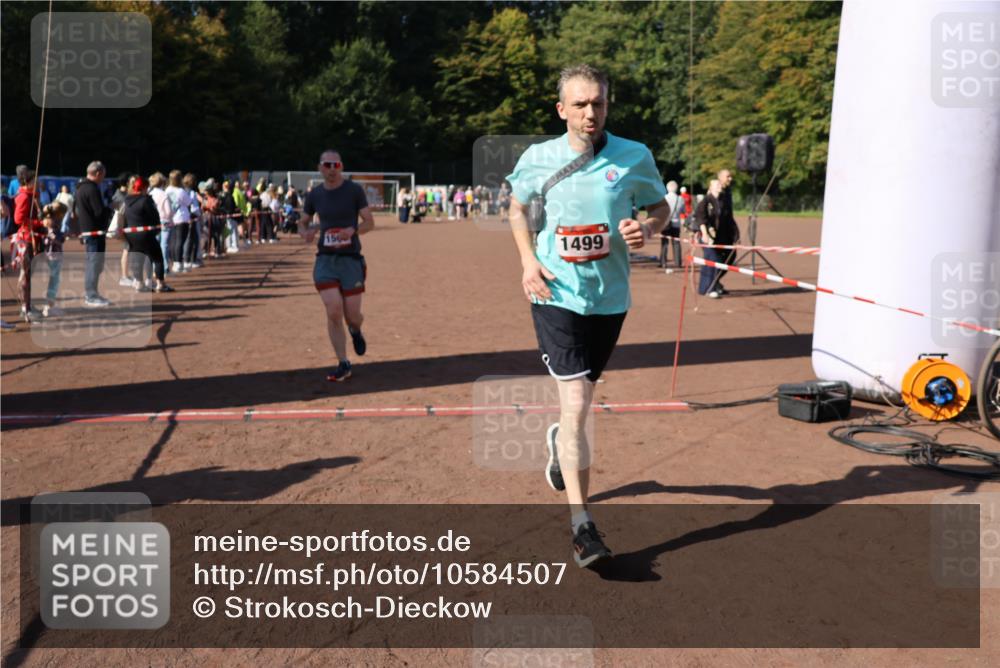 27.09.2026 - 35. Volkslauf durch das schöne Alstertal Strokosch-Dieckow http://msf.ph/oto/10584507 27.09.2026 11:51:36 Ziel 1486, 1499, 1500, 1507, 1519 meine-sportfotos.de