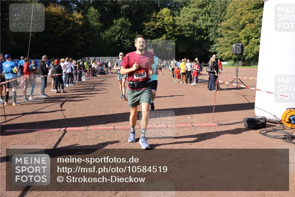 27.09.2026 - 35. Volkslauf durch das schöne Alstertal Strokosch-Dieckow http://msf.ph/oto/10584519 27.09.2026 11:51:35 Ziel 1486, 1499, 1500, 1507, 1519 meine-sportfotos.de