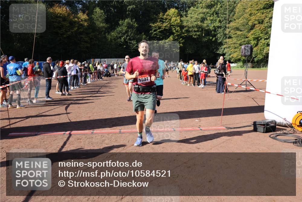 27.09.2026 - 35. Volkslauf durch das schöne Alstertal Strokosch-Dieckow http://msf.ph/oto/10584521 27.09.2026 11:51:35 Ziel 1486, 1499, 1500, 1507, 1519 meine-sportfotos.de
