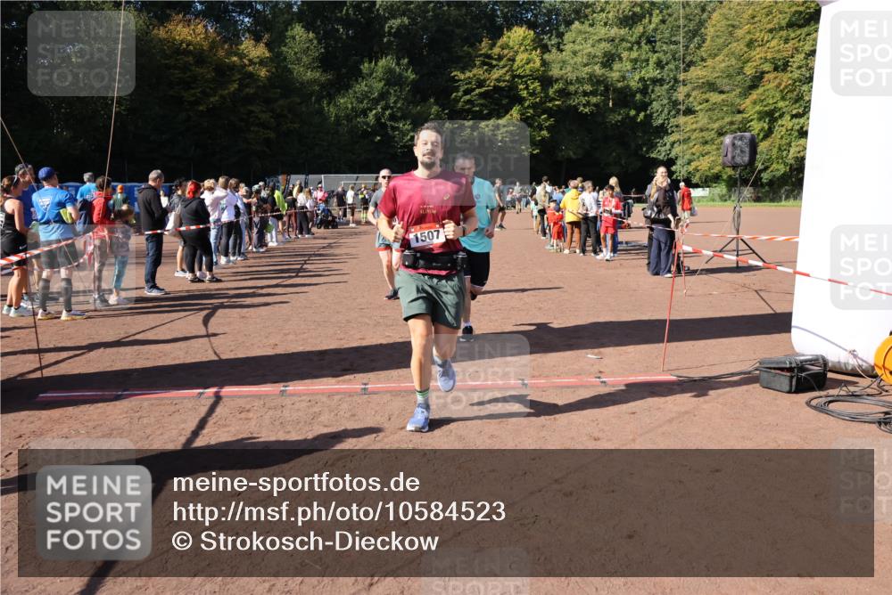 27.09.2026 - 35. Volkslauf durch das schöne Alstertal Strokosch-Dieckow http://msf.ph/oto/10584523 27.09.2026 11:51:35 Ziel 1486, 1499, 1500, 1507, 1519 meine-sportfotos.de