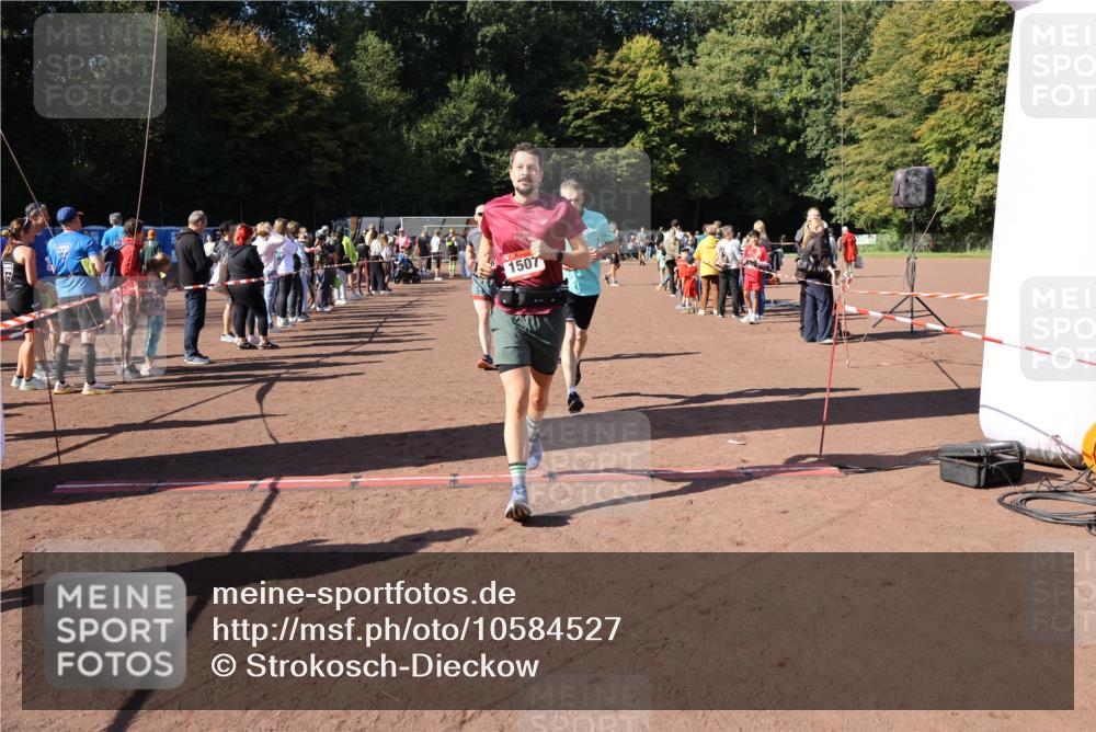 27.09.2026 - 35. Volkslauf durch das schöne Alstertal Strokosch-Dieckow http://msf.ph/oto/10584527 27.09.2026 11:51:35 Ziel 1486, 1499, 1500, 1507, 1519 meine-sportfotos.de
