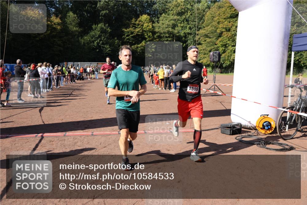 27.09.2026 - 35. Volkslauf durch das schöne Alstertal Strokosch-Dieckow http://msf.ph/oto/10584533 27.09.2026 11:51:33 Ziel 1486, 1499, 1500, 1507, 1519 meine-sportfotos.de