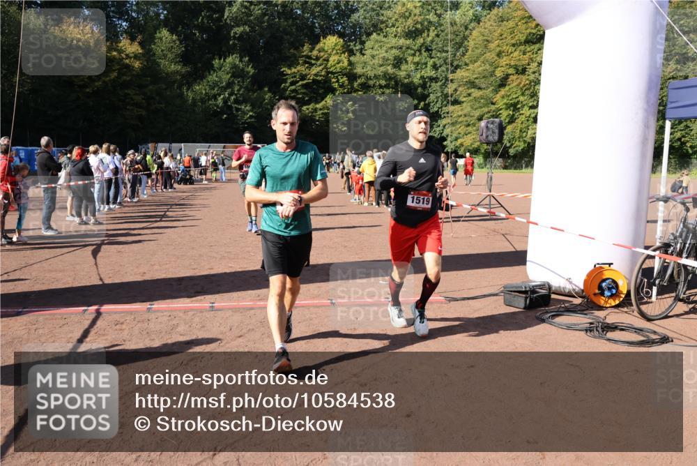 27.09.2026 - 35. Volkslauf durch das schöne Alstertal Strokosch-Dieckow http://msf.ph/oto/10584538 27.09.2026 11:51:33 Ziel 1486, 1499, 1500, 1507, 1519 meine-sportfotos.de