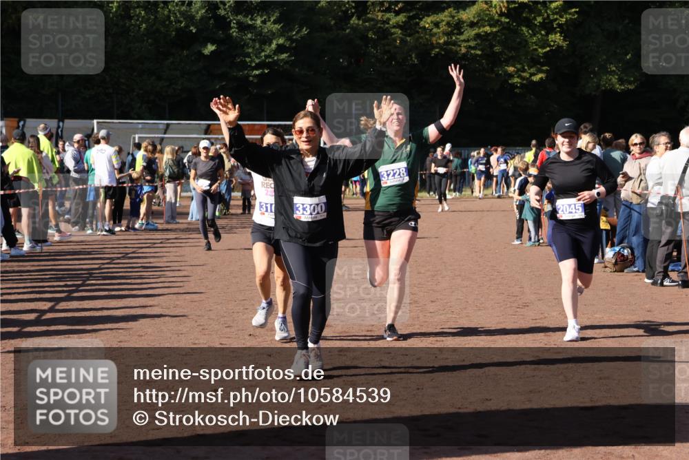 27.09.2026 - 35. Volkslauf durch das schöne Alstertal Strokosch-Dieckow http://msf.ph/oto/10584539 27.09.2026 11:35:54 Ziel 2045, 3087, 3101, 3138, 3228, 3300 meine-sportfotos.de