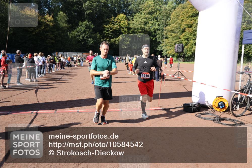 27.09.2026 - 35. Volkslauf durch das schöne Alstertal Strokosch-Dieckow http://msf.ph/oto/10584542 27.09.2026 11:51:33 Ziel 1486, 1499, 1500, 1507, 1519 meine-sportfotos.de