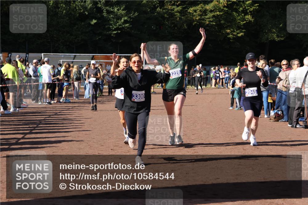 27.09.2026 - 35. Volkslauf durch das schöne Alstertal Strokosch-Dieckow http://msf.ph/oto/10584544 27.09.2026 11:35:54 Ziel 2045, 3087, 3101, 3138, 3228, 3300 meine-sportfotos.de