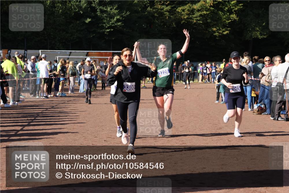 27.09.2026 - 35. Volkslauf durch das schöne Alstertal Strokosch-Dieckow http://msf.ph/oto/10584546 27.09.2026 11:35:54 Ziel 2045, 3087, 3101, 3138, 3228, 3300 meine-sportfotos.de
