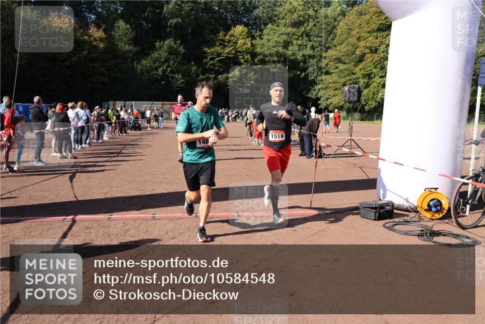 27.09.2026 - 35. Volkslauf durch das schöne Alstertal Strokosch-Dieckow http://msf.ph/oto/10584548 27.09.2026 11:51:32 Ziel 1486, 1499, 1500, 1507, 1519 meine-sportfotos.de