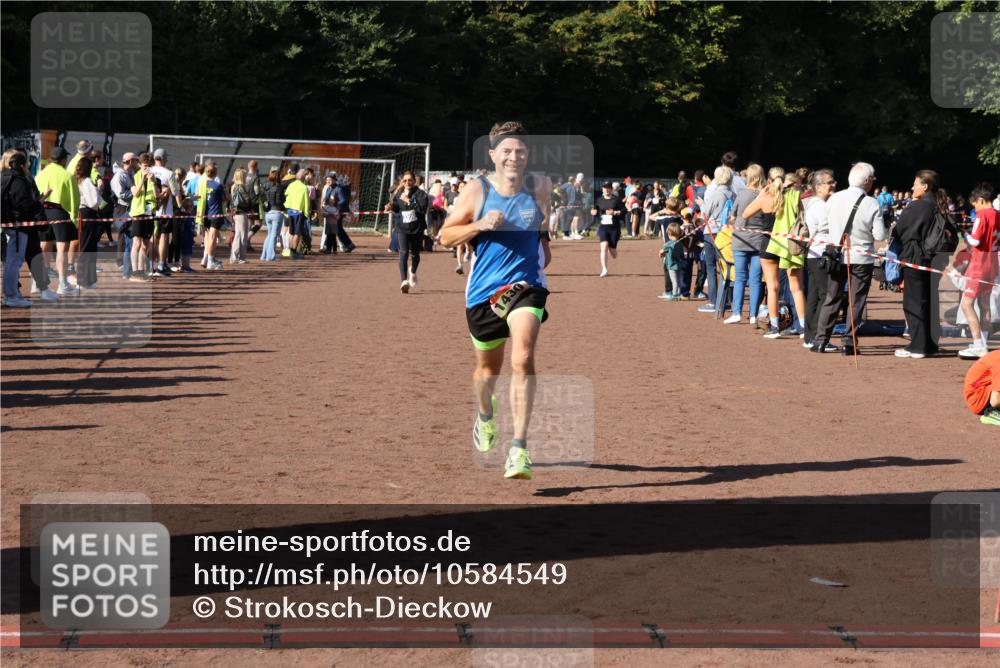 27.09.2026 - 35. Volkslauf durch das schöne Alstertal Strokosch-Dieckow http://msf.ph/oto/10584549 27.09.2026 11:35:48 Ziel 1430, 2045, 3101, 3228, 3300 meine-sportfotos.de