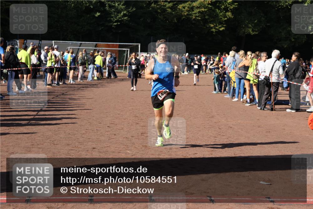27.09.2026 - 35. Volkslauf durch das schöne Alstertal Strokosch-Dieckow http://msf.ph/oto/10584551 27.09.2026 11:35:48 Ziel 1430, 2045, 3101, 3228, 3300 meine-sportfotos.de
