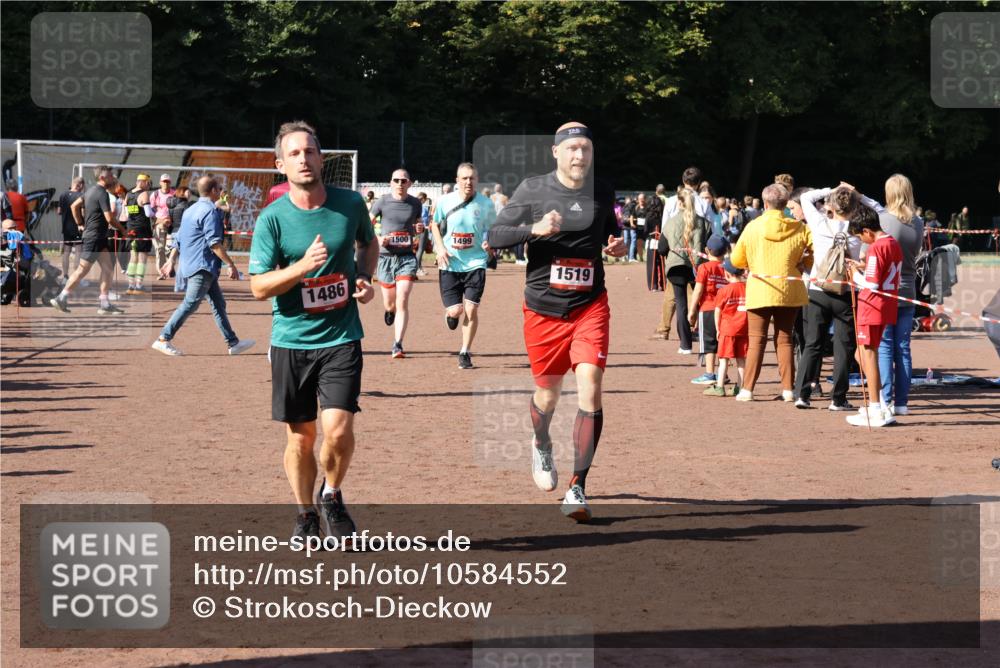27.09.2026 - 35. Volkslauf durch das schöne Alstertal Strokosch-Dieckow http://msf.ph/oto/10584552 27.09.2026 11:51:31 Ziel 1486, 1499, 1500, 1507, 1519 meine-sportfotos.de