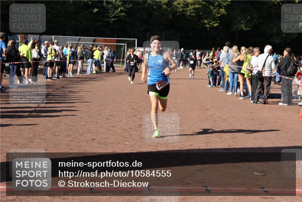 27.09.2026 - 35. Volkslauf durch das schöne Alstertal Strokosch-Dieckow http://msf.ph/oto/10584555 27.09.2026 11:35:48 Ziel 1430, 2045, 3101, 3228, 3300 meine-sportfotos.de