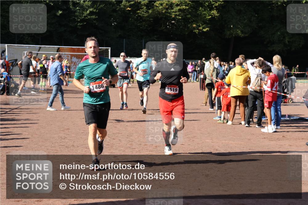 27.09.2026 - 35. Volkslauf durch das schöne Alstertal Strokosch-Dieckow http://msf.ph/oto/10584556 27.09.2026 11:51:30 Ziel 1486, 1499, 1500, 1507, 1519 meine-sportfotos.de