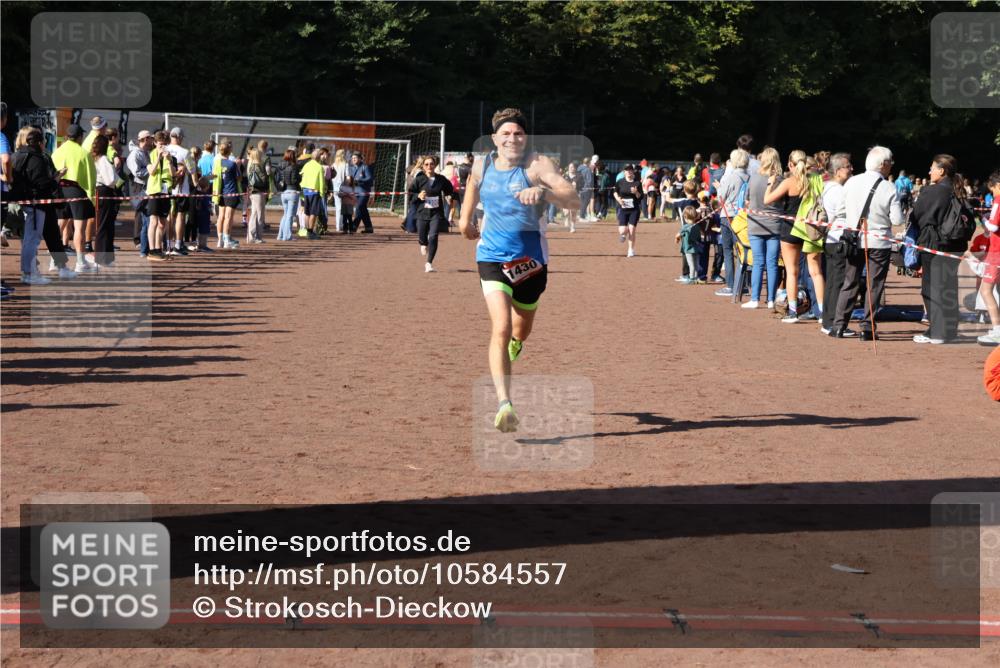 27.09.2026 - 35. Volkslauf durch das schöne Alstertal Strokosch-Dieckow http://msf.ph/oto/10584557 27.09.2026 11:35:47 Ziel 1430, 3300 meine-sportfotos.de