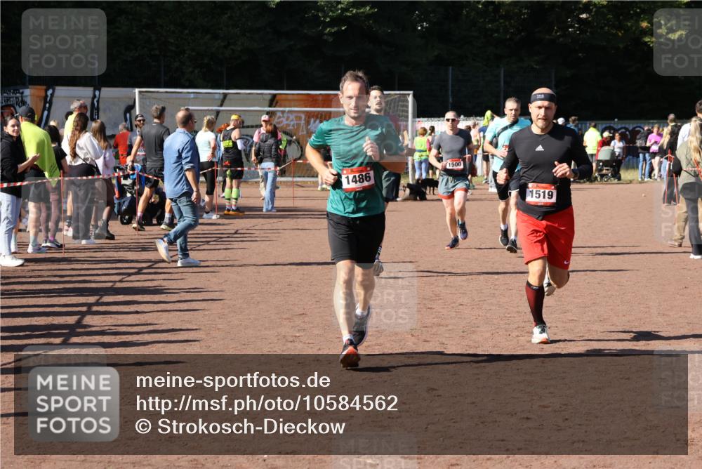 27.09.2026 - 35. Volkslauf durch das schöne Alstertal Strokosch-Dieckow http://msf.ph/oto/10584562 27.09.2026 11:51:30 Ziel 1486, 1499, 1500, 1507, 1519 meine-sportfotos.de