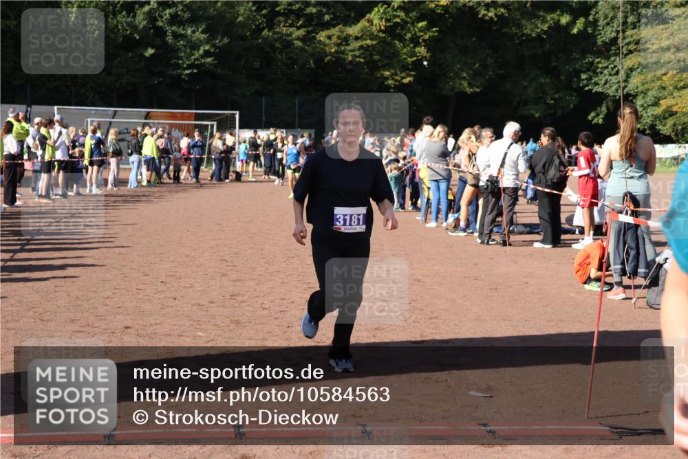 27.09.2026 - 35. Volkslauf durch das schöne Alstertal Strokosch-Dieckow http://msf.ph/oto/10584563 27.09.2026 11:35:42 Ziel 1430, 3181, 3416 meine-sportfotos.de