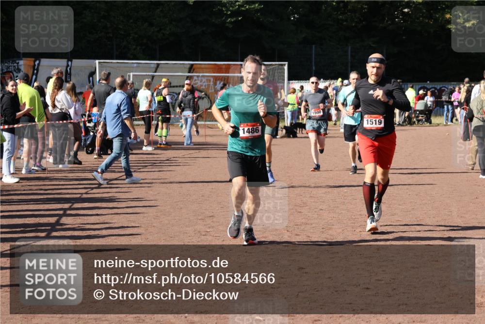 27.09.2026 - 35. Volkslauf durch das schöne Alstertal Strokosch-Dieckow http://msf.ph/oto/10584566 27.09.2026 11:51:30 Ziel 1486, 1499, 1500, 1507, 1519 meine-sportfotos.de