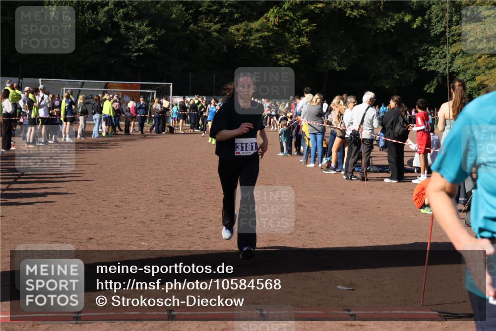 27.09.2026 - 35. Volkslauf durch das schöne Alstertal Strokosch-Dieckow http://msf.ph/oto/10584568 27.09.2026 11:35:42 Ziel 1430, 3181, 3416 meine-sportfotos.de