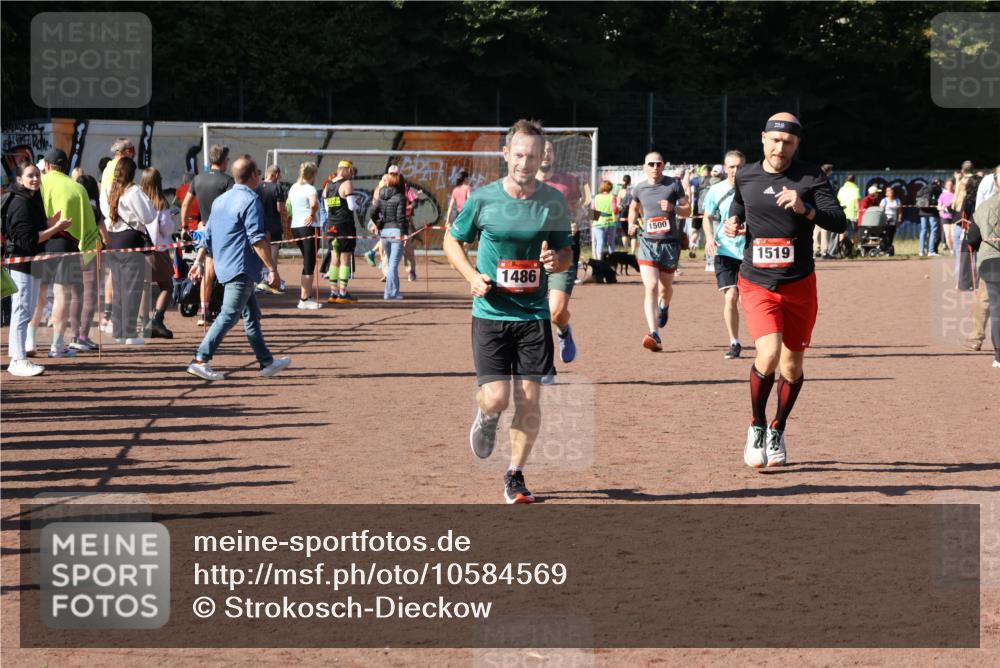 27.09.2026 - 35. Volkslauf durch das schöne Alstertal Strokosch-Dieckow http://msf.ph/oto/10584569 27.09.2026 11:51:29 Ziel 1486, 1496, 1499, 1500, 1507, 1519 meine-sportfotos.de