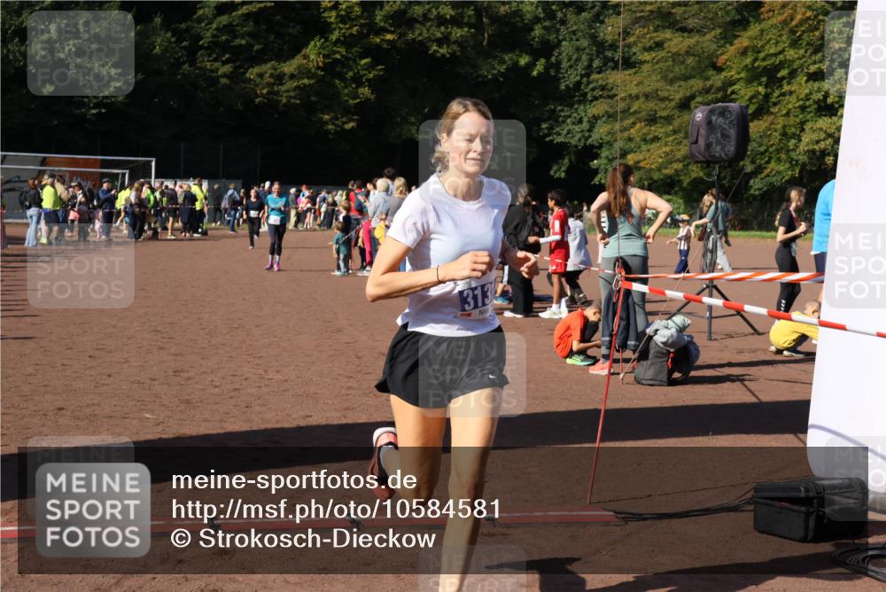 27.09.2026 - 35. Volkslauf durch das schöne Alstertal Strokosch-Dieckow http://msf.ph/oto/10584581 27.09.2026 11:35:32 Ziel 3131, 3303, 3416 meine-sportfotos.de
