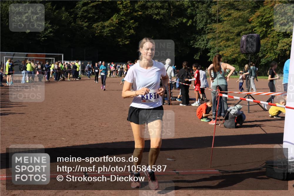 27.09.2026 - 35. Volkslauf durch das schöne Alstertal Strokosch-Dieckow http://msf.ph/oto/10584587 27.09.2026 11:35:32 Ziel 3131, 3303, 3416 meine-sportfotos.de