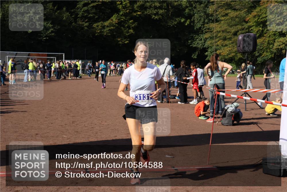 27.09.2026 - 35. Volkslauf durch das schöne Alstertal Strokosch-Dieckow http://msf.ph/oto/10584588 27.09.2026 11:35:32 Ziel 3131, 3303, 3416 meine-sportfotos.de