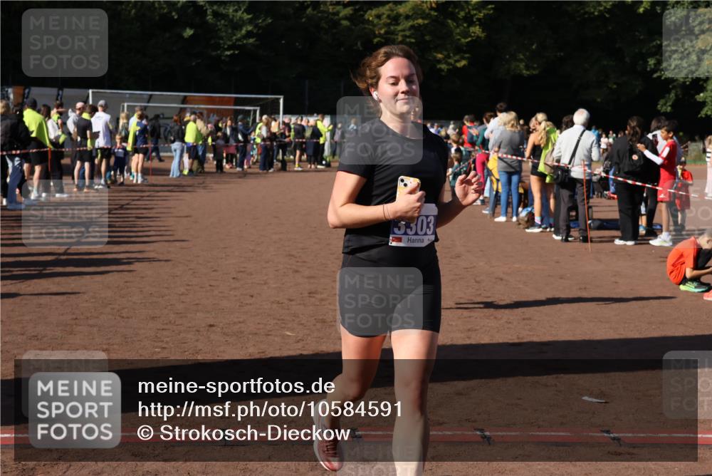 27.09.2026 - 35. Volkslauf durch das schöne Alstertal Strokosch-Dieckow http://msf.ph/oto/10584591 27.09.2026 11:35:31 Ziel 1429, 3131, 3303 meine-sportfotos.de