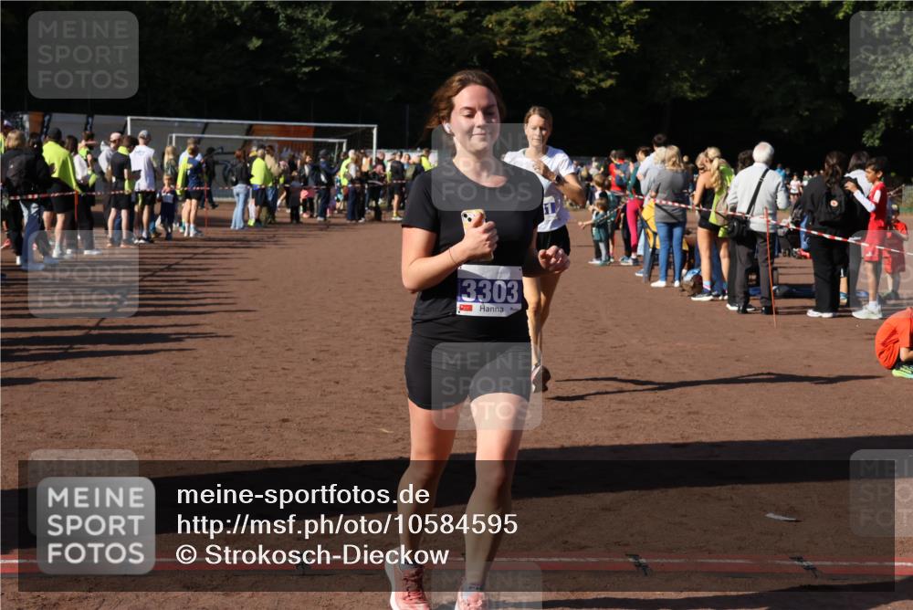 27.09.2026 - 35. Volkslauf durch das schöne Alstertal Strokosch-Dieckow http://msf.ph/oto/10584595 27.09.2026 11:35:30 Ziel 1429, 3131, 3271, 3303 meine-sportfotos.de
