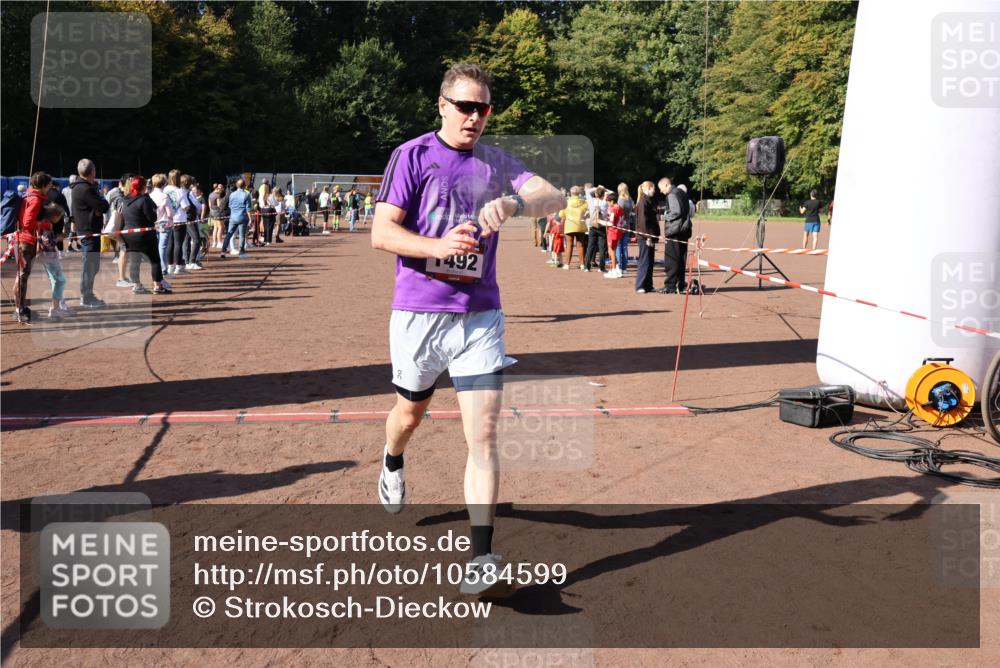 27.09.2026 - 35. Volkslauf durch das schöne Alstertal Strokosch-Dieckow http://msf.ph/oto/10584599 27.09.2026 11:51:24 Ziel 1129, 1486, 1492, 1496, 1519 meine-sportfotos.de
