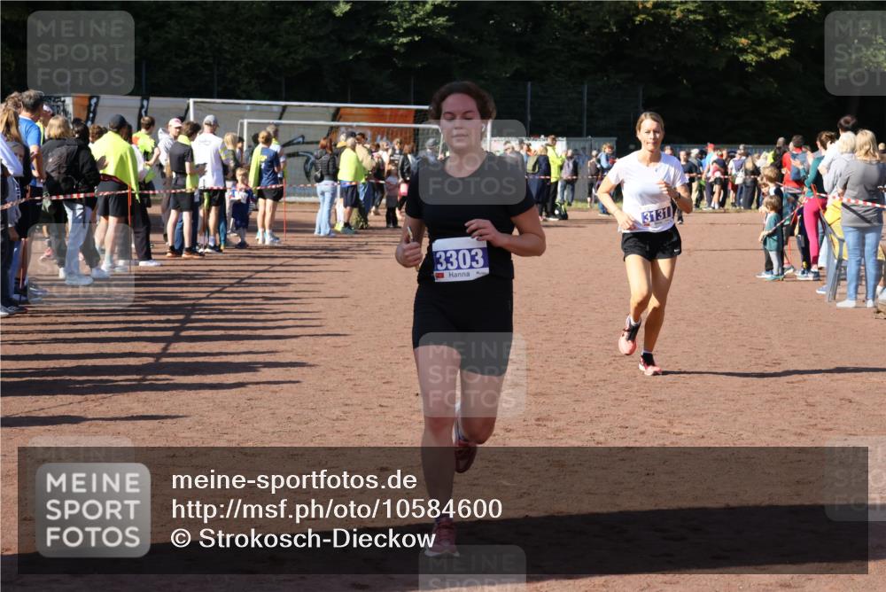 27.09.2026 - 35. Volkslauf durch das schöne Alstertal Strokosch-Dieckow http://msf.ph/oto/10584600 27.09.2026 11:35:30 Ziel 1429, 3131, 3271, 3303 meine-sportfotos.de