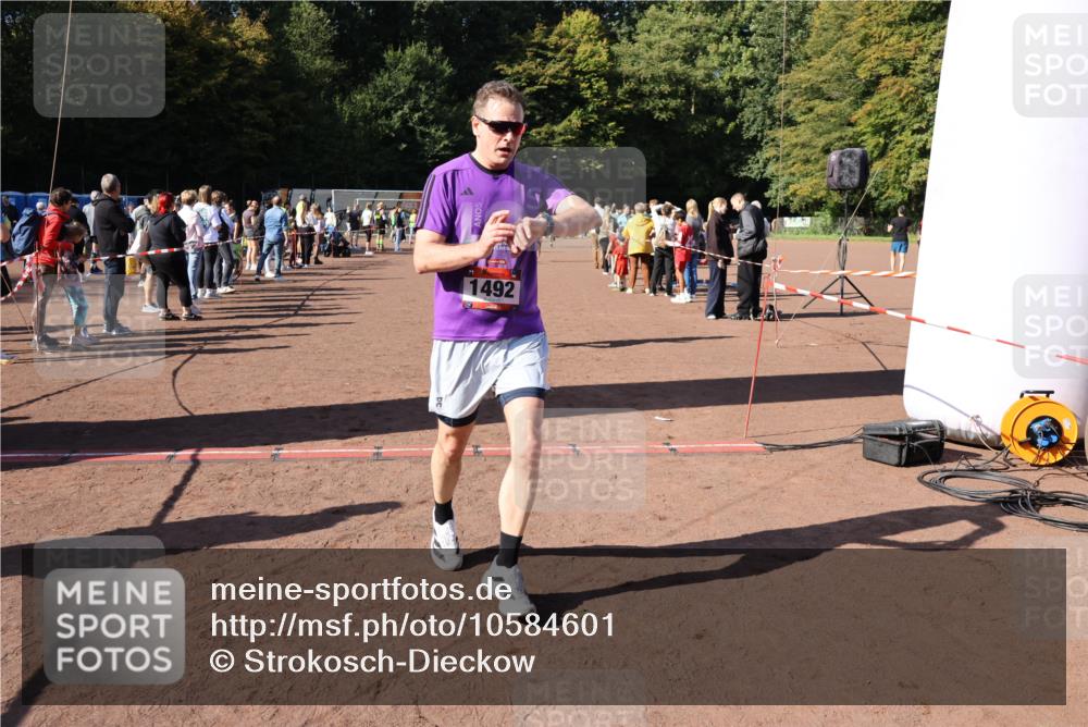 27.09.2026 - 35. Volkslauf durch das schöne Alstertal Strokosch-Dieckow http://msf.ph/oto/10584601 27.09.2026 11:51:24 Ziel 1129, 1486, 1492, 1496, 1519 meine-sportfotos.de