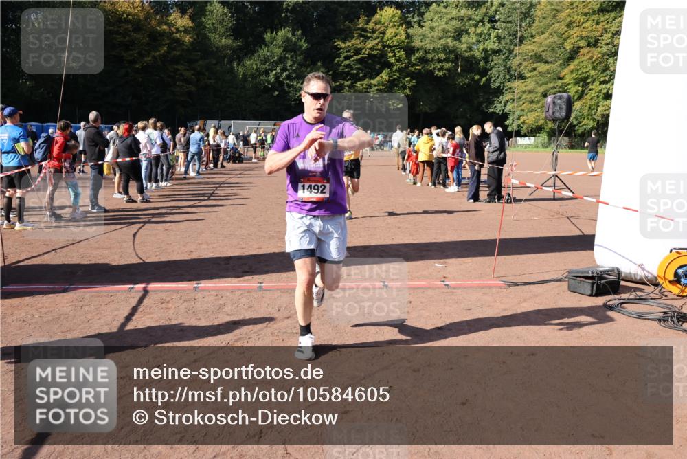 27.09.2026 - 35. Volkslauf durch das schöne Alstertal Strokosch-Dieckow http://msf.ph/oto/10584605 27.09.2026 11:51:24 Ziel 1129, 1486, 1492, 1496, 1519 meine-sportfotos.de
