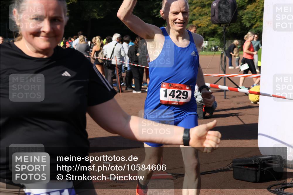 27.09.2026 - 35. Volkslauf durch das schöne Alstertal Strokosch-Dieckow http://msf.ph/oto/10584606 27.09.2026 11:35:28 Ziel 1429, 3131, 3271, 3303 meine-sportfotos.de