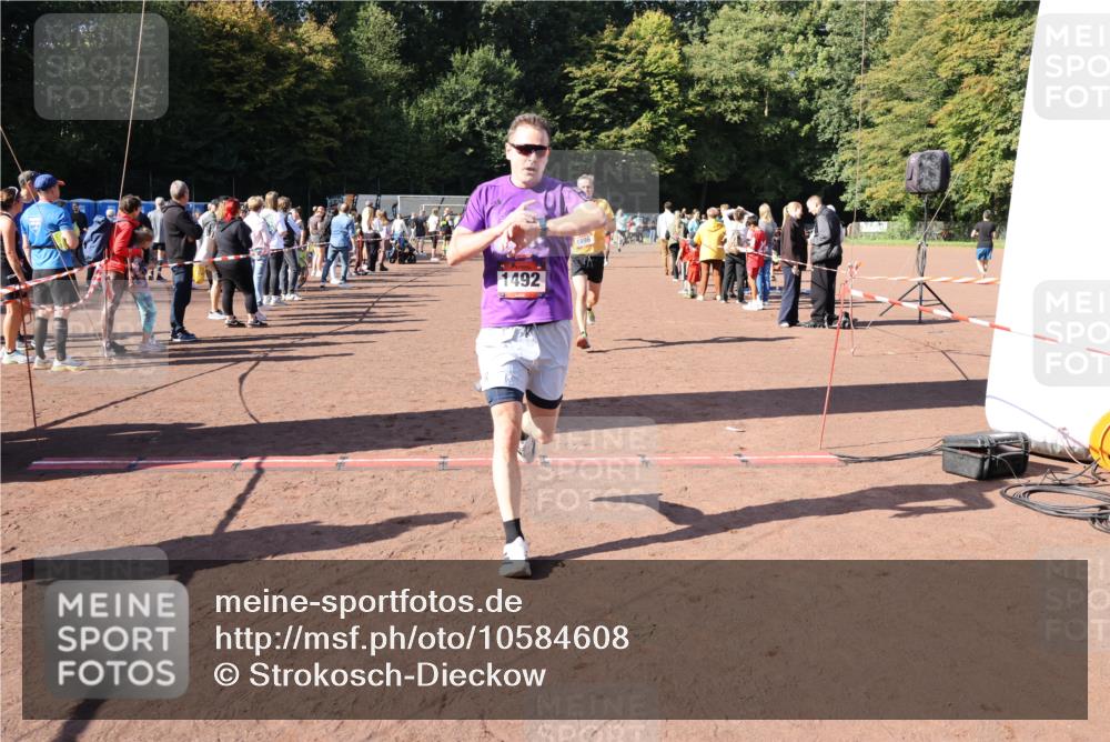 27.09.2026 - 35. Volkslauf durch das schöne Alstertal Strokosch-Dieckow http://msf.ph/oto/10584608 27.09.2026 11:51:24 Ziel 1129, 1486, 1492, 1496, 1519 meine-sportfotos.de
